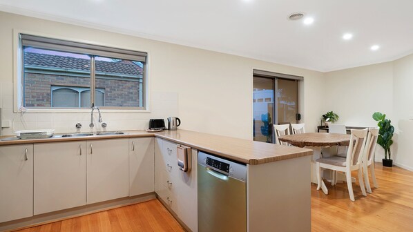 Fridge, microwave, oven, stovetop - The Burwood Cottage Comfort & Convenience (Burwood)