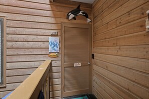 A wooden door with a sign indicating a house without a Chihuahua. - Seagull Haven, A Place at the Beach Resort! (Atlantic Beach)