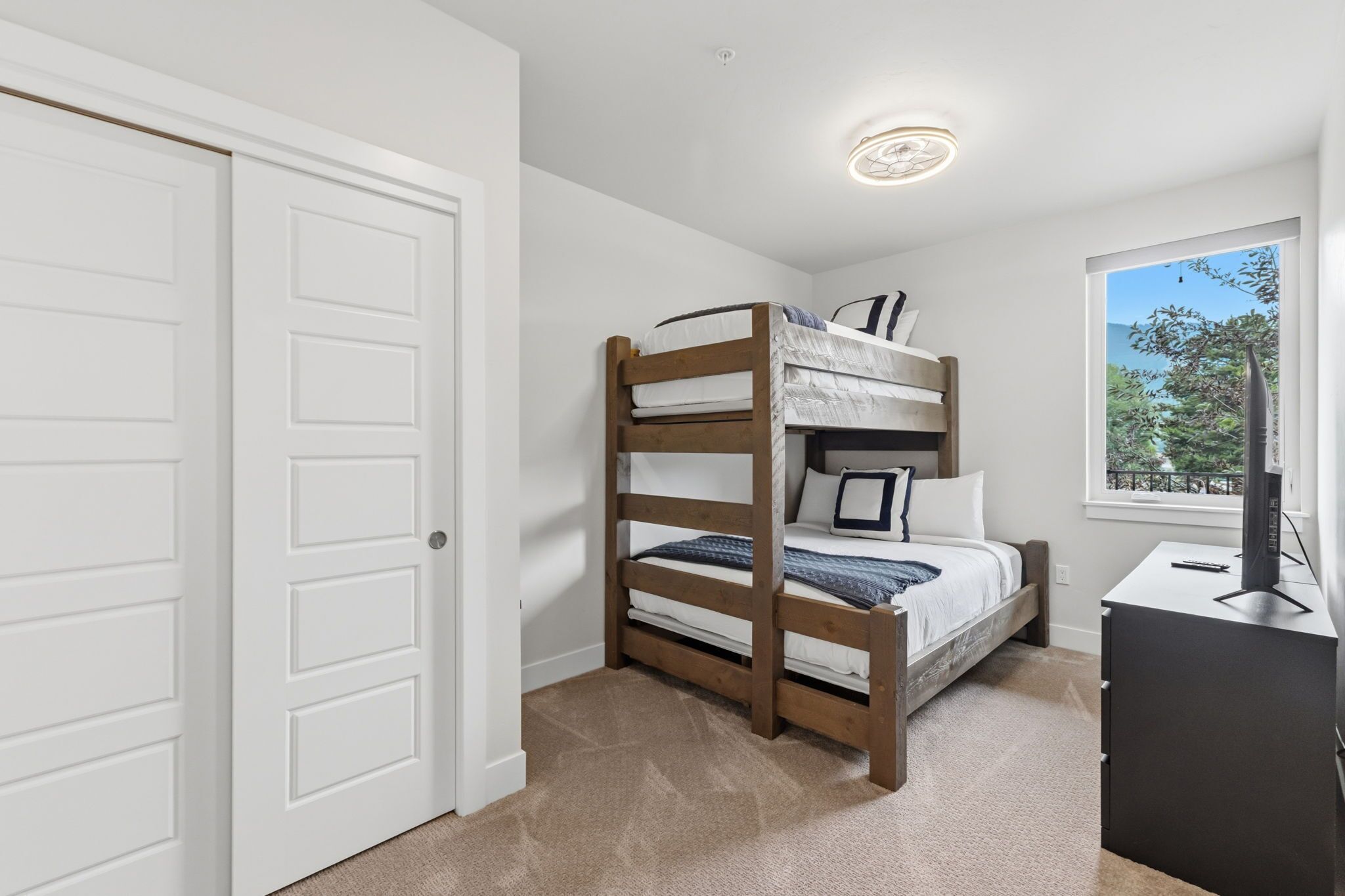 2 bedrooms, WiFi (free), bed sheets