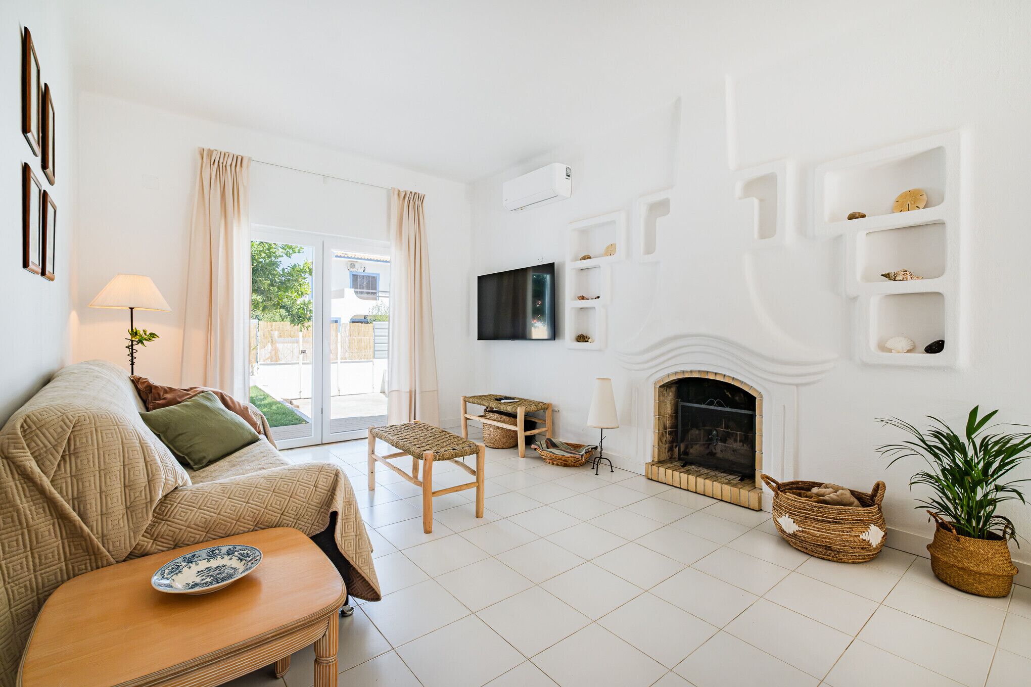 TV, fireplace