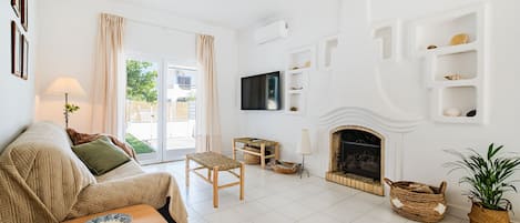 TV, fireplace