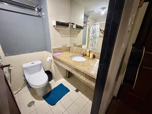 Bathroom - Spacious 3BR Senja Pasig Home | Sleeps Up To 9! (Pasig)