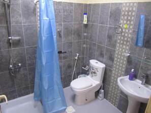 Toalhas de banho, sabonete, papel higiênico 