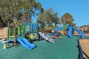 Ein Spielplatz mit mehreren Rutschen und Klettergerüsten.