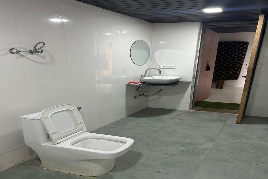 Luxury-Doppelzimmer, Poolblick | Badezimmer | Dusche, kostenlose Toilettenartikel, Haartrockner, Hausschuhe