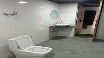 Luxury-Doppelzimmer, Poolblick | Badezimmer | Dusche, kostenlose Toilettenartikel, Haartrockner, Hausschuhe
