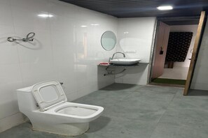 Quarto casal superluxo, vista para a piscina | Banheiro | Chuveiro, produtos de toalete grátis