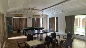 Luxury Double Room, Pool View | Game room