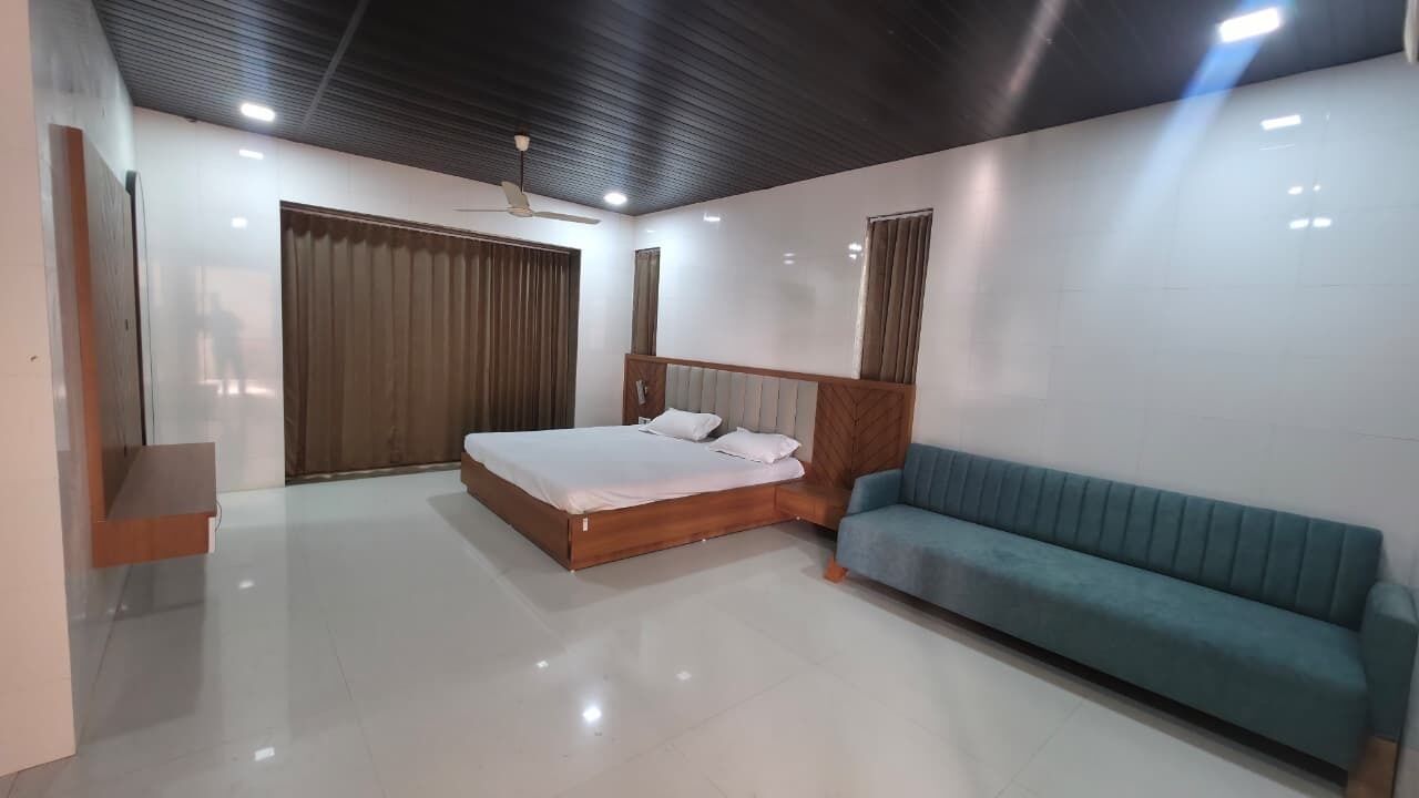 Quarto casal superluxo, vista para a piscina | Escrivaninha, espaço de trabalho para notebook, cortinas blackout