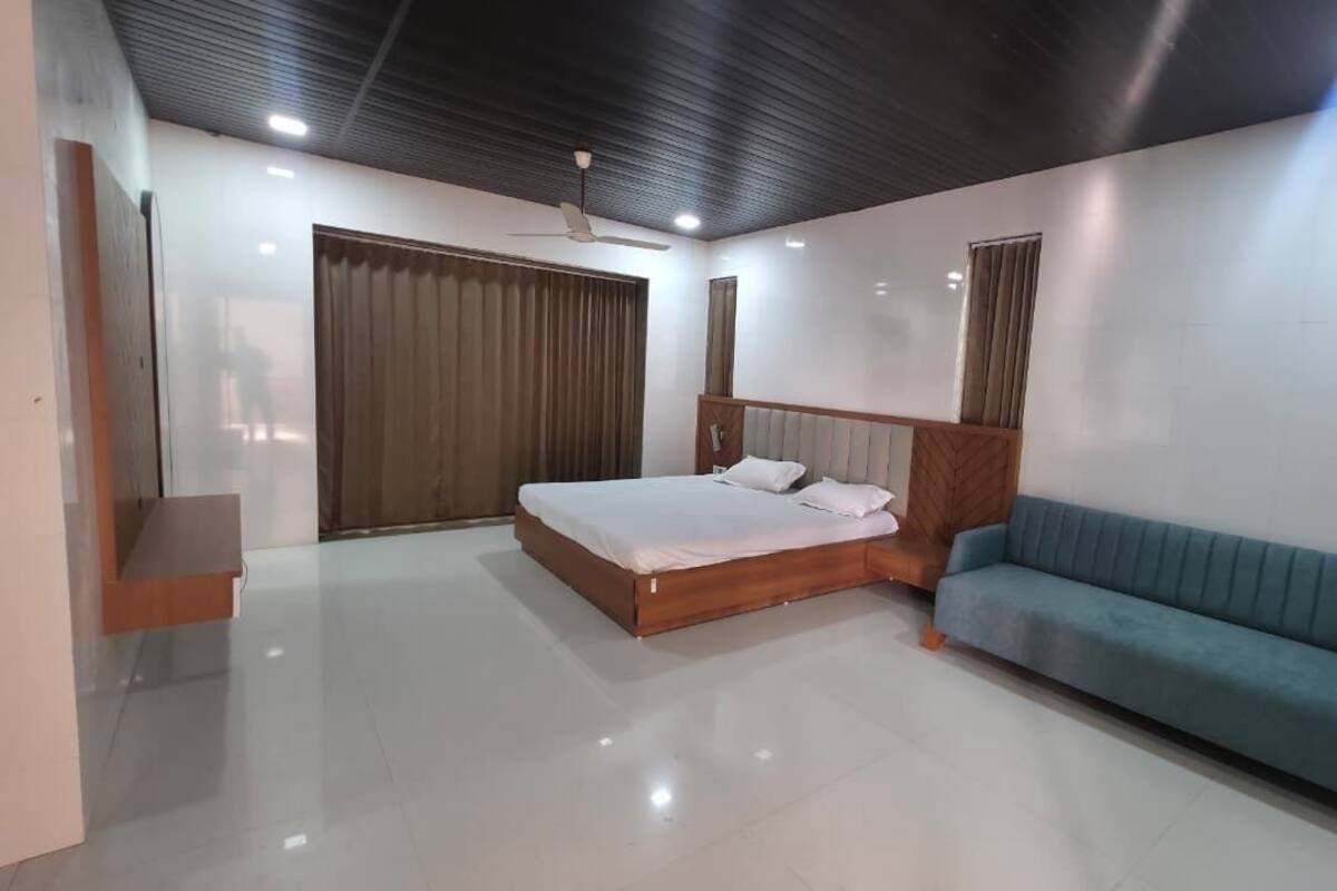 Habitación doble de lujo, vista a la alberca | Escritorio, espacio para trabajar con laptop y cortinas blackout