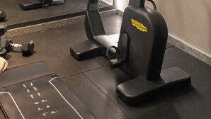 A gym with stationary bikes and dumbbells. - MC residence (Tremezzo)