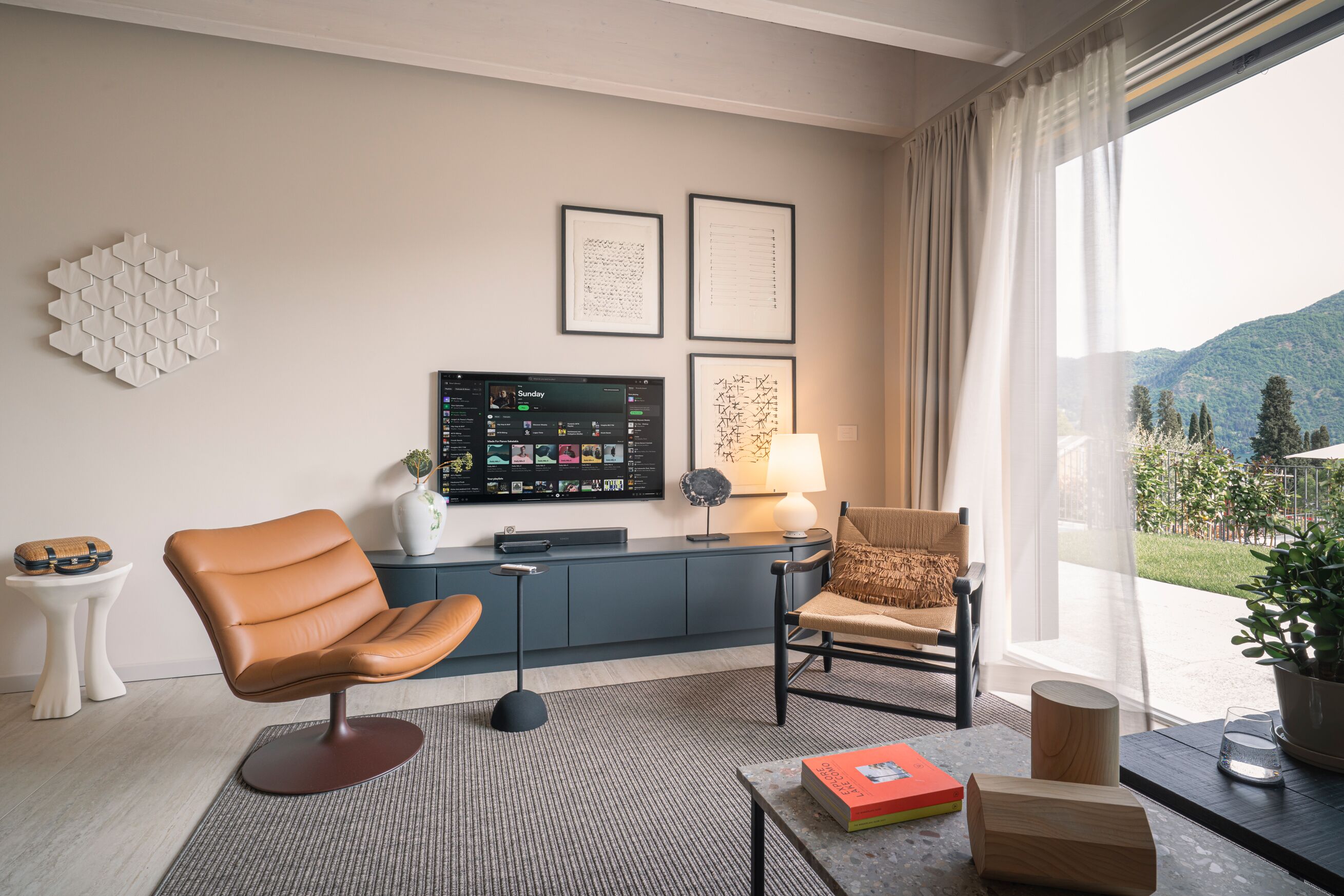 Apartamento, vistas al lago | Zona de estar | Televisión de 30 pulgadas con canales digitales
