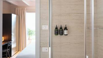 Apartamento, vistas a la piscina | Ropa de cama de alta calidad y edredones de plumas