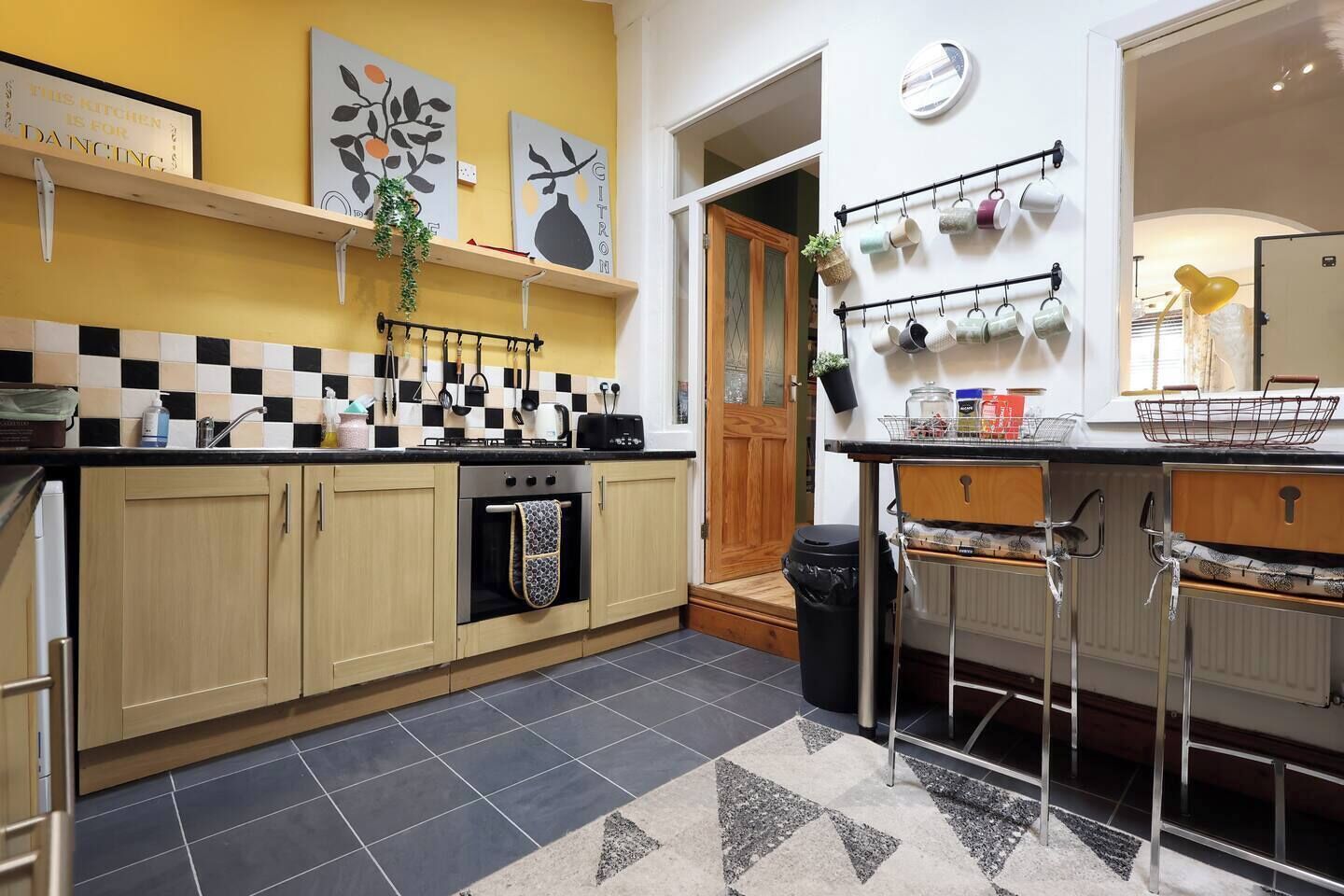 Coffee/tea maker, fridge, microwave, oven