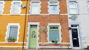 A row of terraced houses with distinct front doors and windows, each with unique decorations. - #02 Just the Splott! Sleeps 6, 8mins to Stadium. (Cardiff)