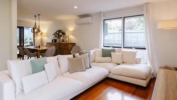 Apartment, 4 Bedrooms, Non Smoking | Living area