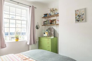 2 chambres, bureau, fer et planche à repasser, lit de bébé portatif