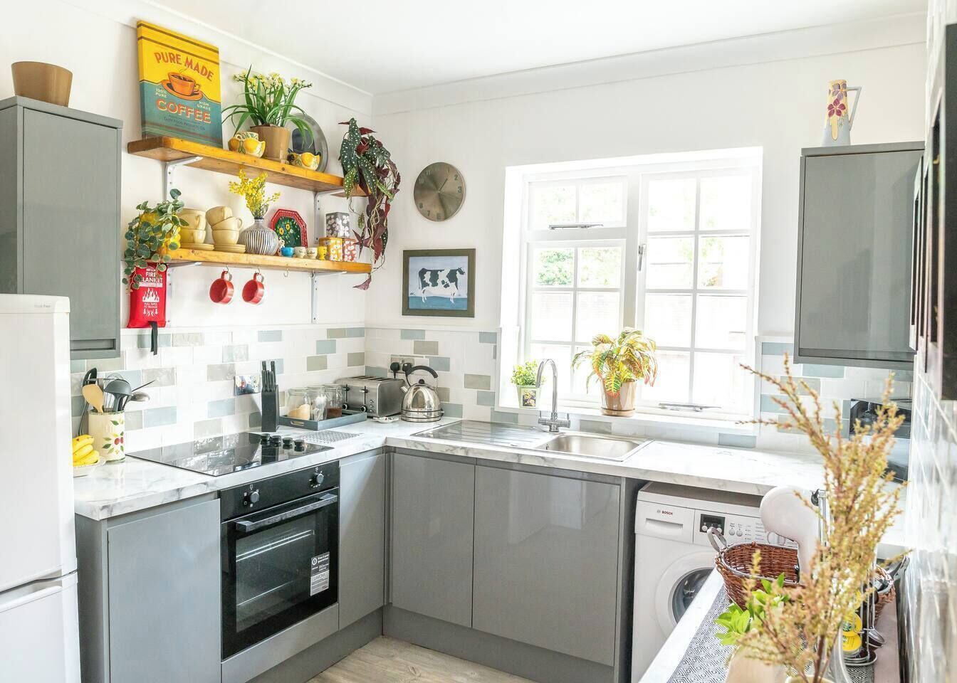 Coffee/tea maker, fridge, microwave, oven