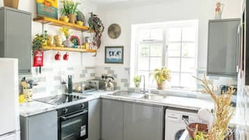 Coffee/tea maker, fridge, microwave, oven