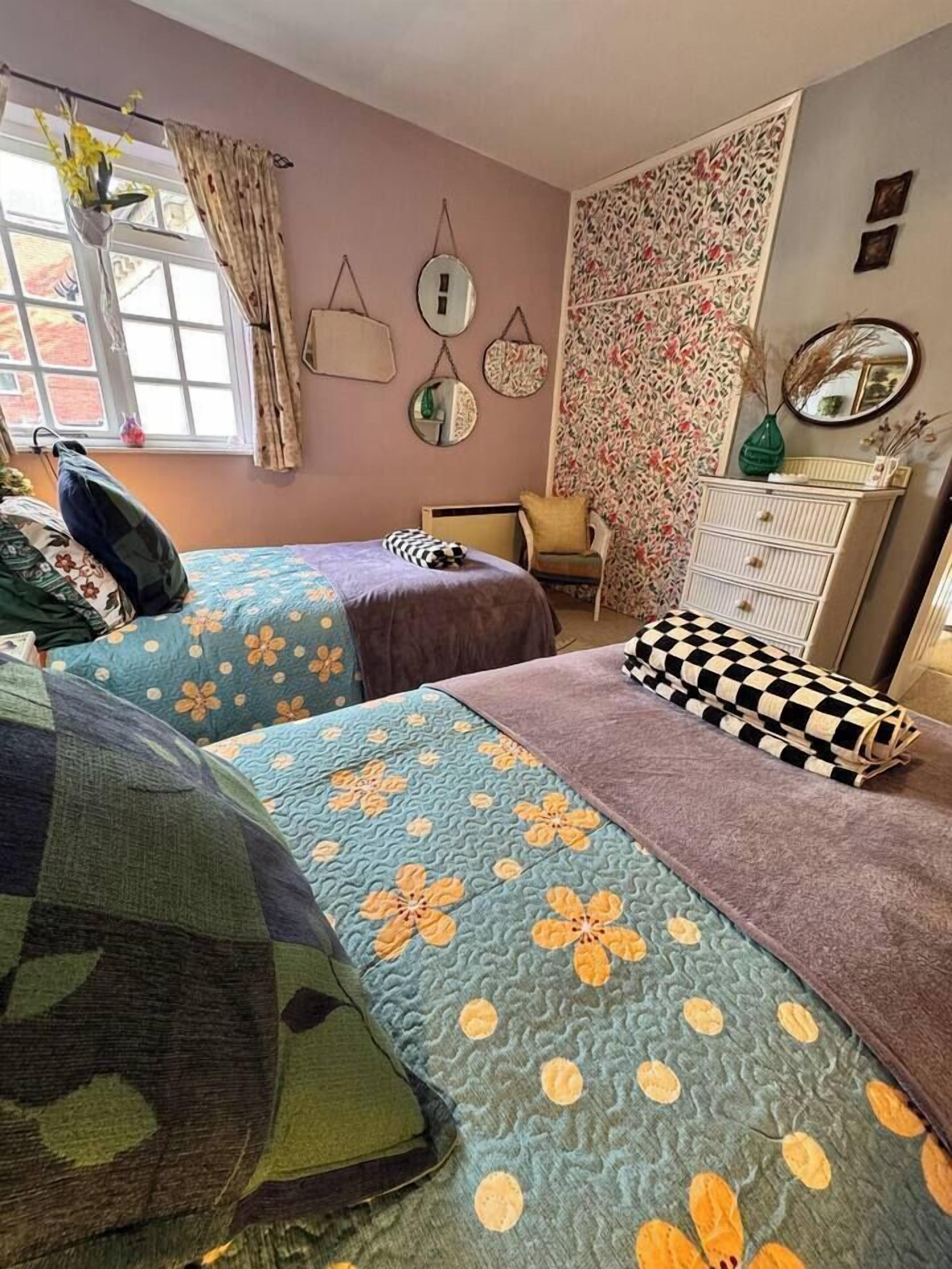 1 chambre, bureau, fer et planche à repasser, lit parapluie