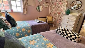 1 chambre, bureau, fer et planche à repasser, lit parapluie