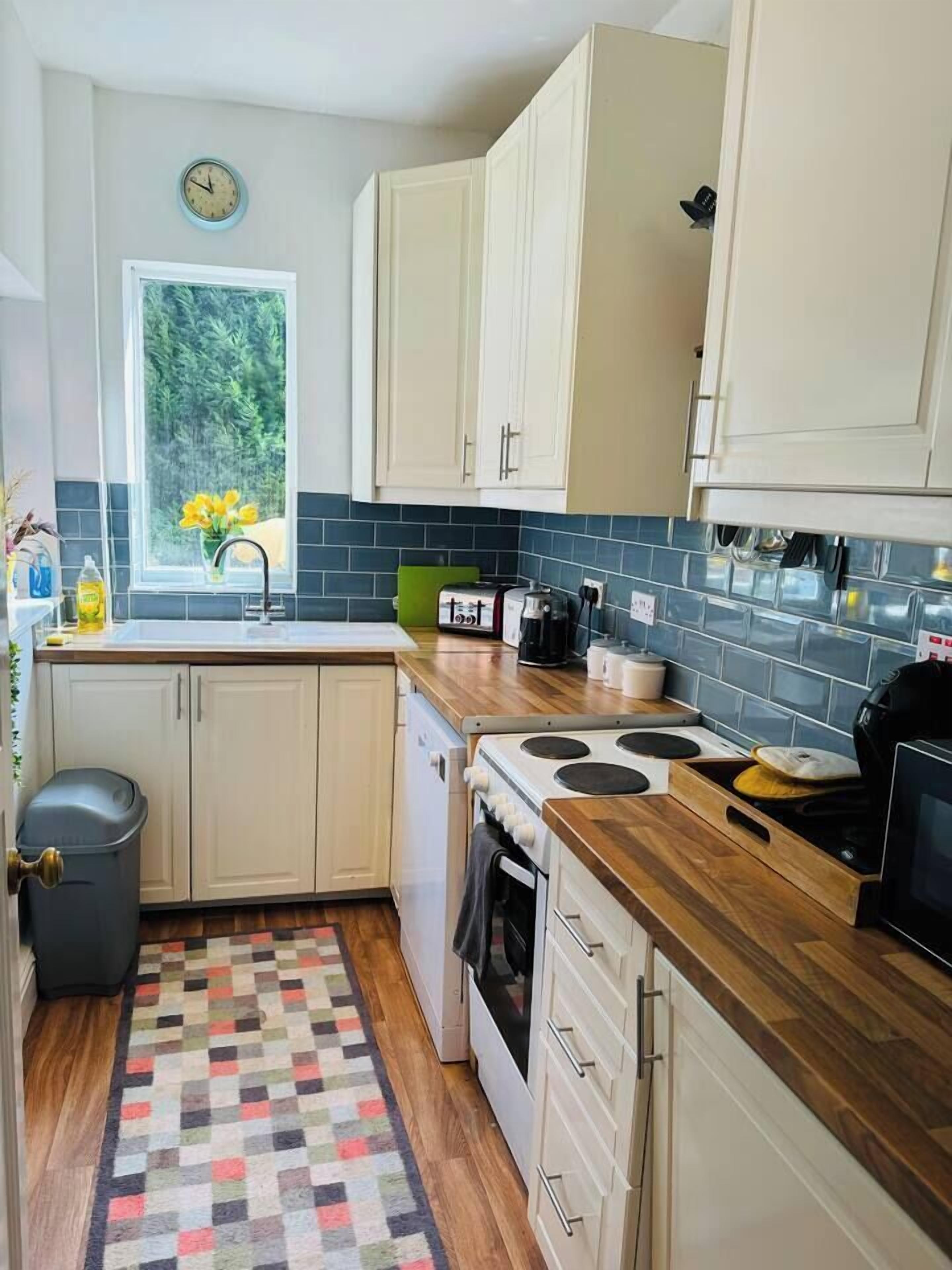 Coffee/tea maker, fridge, microwave, oven