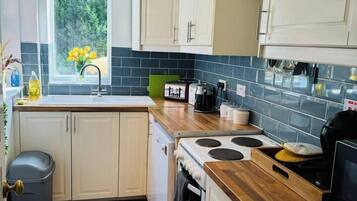 Coffee/tea maker, fridge, microwave, oven