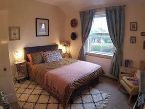 2 Schlafzimmer, Schreibtisch, Bügeleisen/Bügelbrett, Reisekinderbett
