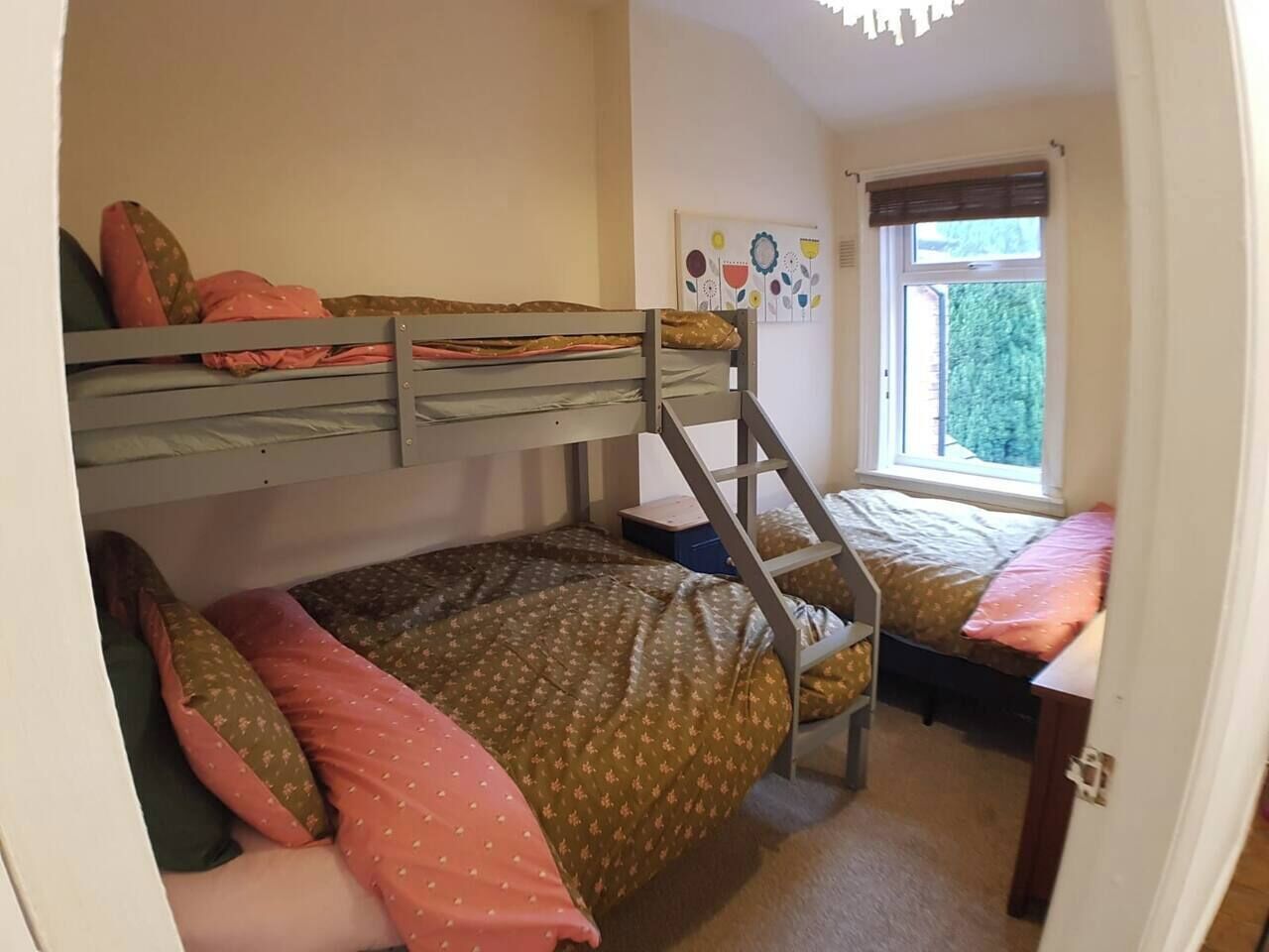 2 Schlafzimmer, Schreibtisch, Bügeleisen/Bügelbrett, Reisekinderbett