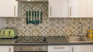 Coffee/tea maker, fridge, microwave, oven