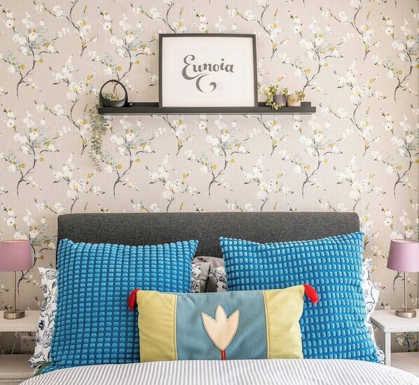 1 habitación, escritorio, tabla de planchar con plancha y cuna de viaje 