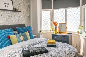Desk, iron/ironing board, travel cot, WiFi