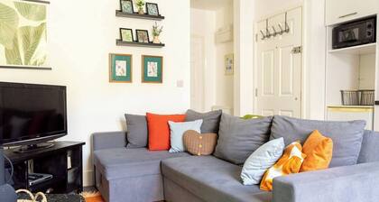 #08 Stylish Home Near NEC | Sleeps 4|Free parking