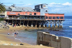 Eine Pier, die sich ins Meer erstreckt, mit einem Restaurant darauf.