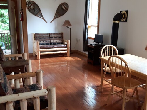 Cozy stay at Haliburton Forest. Trails, Wolf Centre, Canopy Tour, 100 lakes!