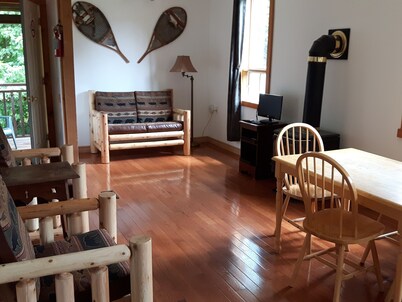 Cozy stay at Haliburton Forest. Trails, Wolf Centre, Canopy Tour, 100 lakes!