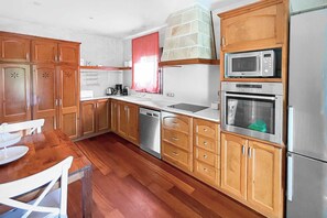 Kühlschrank, Mikrowelle, Ofen, Geschirrspüler