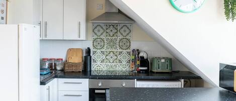 Coffee/tea maker, fridge, microwave, oven