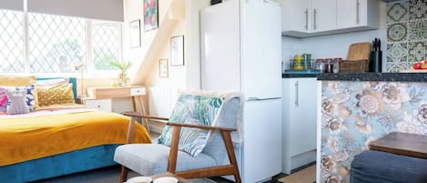 Escritorio, tabla de planchar con plancha, wifi y ropa de cama