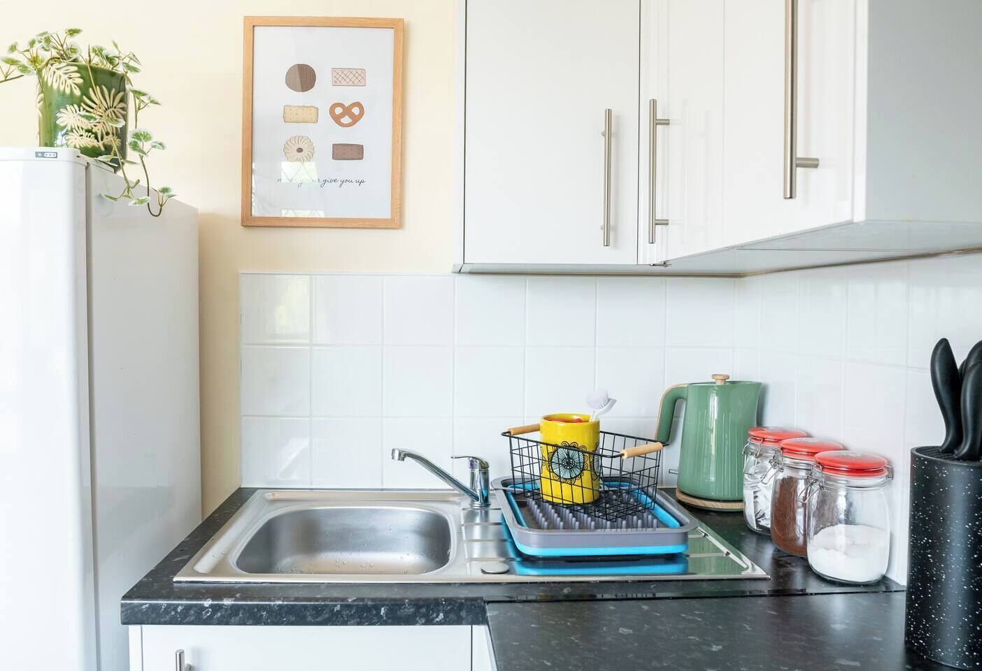 Coffee/tea maker, fridge, microwave, oven
