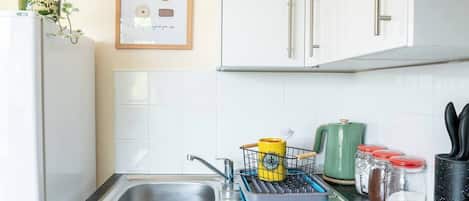 Cafetera y tetera, refrigerador, microondas y horno