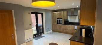 #100 Comfortable 4-Bed House in Rugby