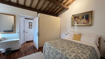 Habitación clásica doble | Edredones de plumas, colchones con acolchado adicional, caja fuerte