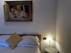 A hotel room with a bed, a painting on the wall, and a bedside lamp. - Adagio Umbro rooms B&B Tennis Court (Spoleto)