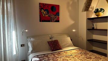 Chambre Simple, vue cour intérieure | Couette en duvet d'oie, surmatelas, coffres-forts dans les chambres