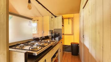 Coffee/tea maker, fridge, cookware/dishes/utensils