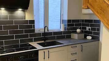 Coffee/tea maker, fridge, microwave, oven