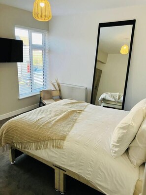 4 bedrooms, iron/ironing board, WiFi, bed sheets - #106 Stylish 4Bedroom Retreat Walk to Rugby Centre (Warwickshire)