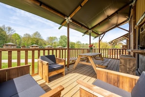 Outdoor dining - De Glamping - Sunny Lodge | Sleeps 6 (Zeewolde)