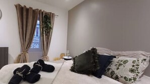 1 chambre, fer et planche à repasser, draps fournis